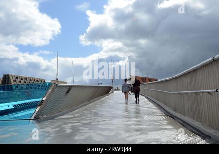 Die moderne Fußgänger- und Fahrradbrücke Inderhavnsbroen in Kopenhagen, Dänemark. Stockfoto