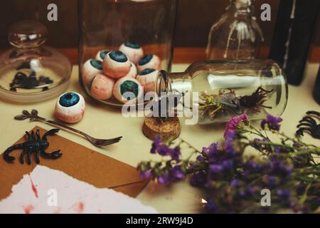 halloween Stillleben mit Augenbrauen, Skorpionen und Insekten Stockfoto