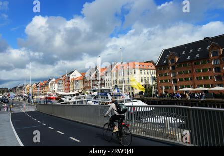 Die moderne Fußgänger- und Fahrradbrücke Inderhavnsbroen in Kopenhagen, Dänemark. Stockfoto