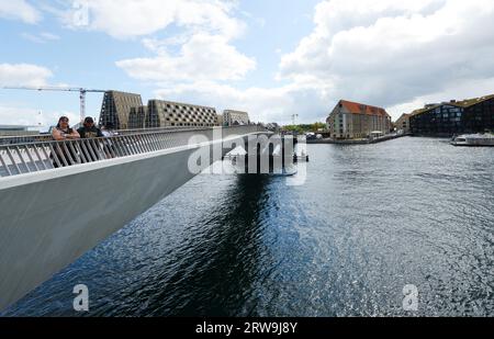 Die moderne Fußgänger- und Fahrradbrücke Inderhavnsbroen in Kopenhagen, Dänemark. Stockfoto