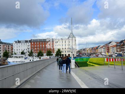 Die moderne Fußgänger- und Fahrradbrücke Inderhavnsbroen in Kopenhagen, Dänemark. Stockfoto