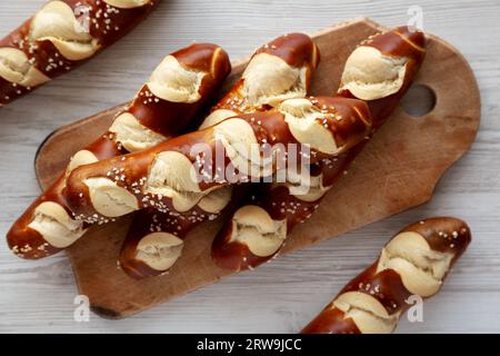 Selbstgemachte, weiche Brezelstäbchen mit Salz, verzehrfertig Stockfoto
