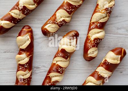 Selbstgemachte, weiche Brezelstäbchen mit Salz, verzehrfertig Stockfoto