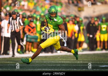 Der Oregon Ducks Wide Receiver Gary Bryant Jr. (2) stürmt im zweiten Quartal eines NCAA College-Fußballspiels gegen Hawaii Rainbow W. Stockfoto