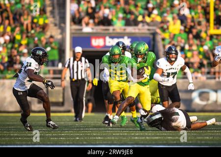 Der Oregon Ducks Wide Receiver Gary Bryant Jr. (2) stürmt im zweiten Quartal eines NCAA College-Fußballspiels gegen Hawaii Rainbow W. Stockfoto