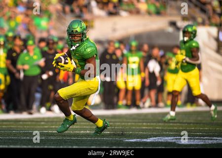 Der Oregon Ducks Wide Receiver Gary Bryant Jr. (2) stürmt im zweiten Quartal eines NCAA College-Fußballspiels gegen Hawaii Rainbow W. Stockfoto