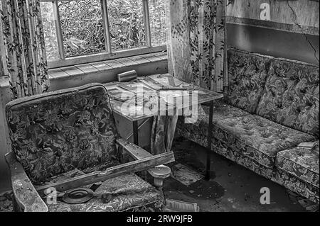 Möbel in einem verlassenen Gebäude Stockfoto