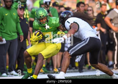 Der Oregon Ducks Wide Receiver Gary Bryant Jr. (2) stürmt im zweiten Quartal eines NCAA College-Fußballspiels gegen Hawaii Rainbow W. Stockfoto