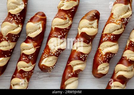 Selbstgemachte, weiche Brezelstäbchen mit Salz, verzehrfertig Stockfoto