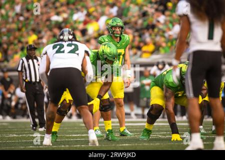 Oregon Ducks Quarterback Bo Nix (10) bereitet sich darauf vor, den Ball im zweiten Quartal eines NCAA College-Fußballspiels gegen die Hawaii Rainbow Warriors zu schnappen Stockfoto