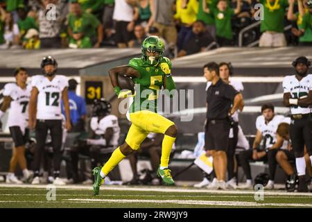 Der Oregon Ducks Wide Receiver Traeshon Holden (5) stürmt im vierten Quartal eines NCAA College-Fußballspiels gegen Hawaii Rainb für einen Touchdown Stockfoto