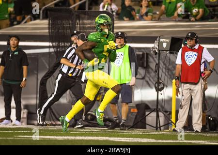 Der Oregon Ducks Wide Receiver Traeshon Holden (5) stürmt im vierten Quartal eines NCAA College-Fußballspiels gegen Hawaii Rainb für einen Touchdown Stockfoto