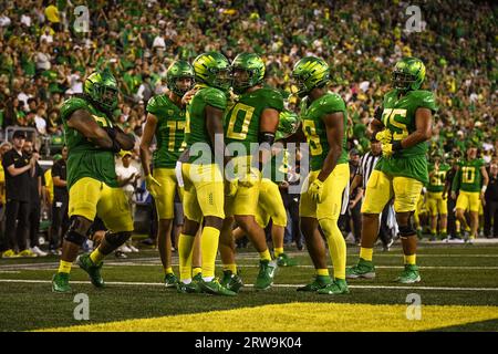 Der Oregon Ducks Wide Receiver Traeshon Holden (5) stürmt im vierten Quartal eines NCAA College-Fußballspiels gegen Hawaii Rainb für einen Touchdown Stockfoto