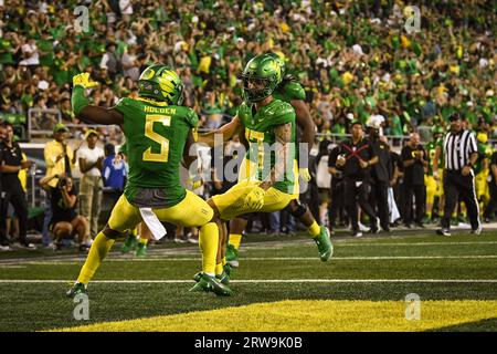 Der Oregon Ducks Wide Receiver Traeshon Holden (5) stürmt im vierten Quartal eines NCAA College-Fußballspiels gegen Hawaii Rainb für einen Touchdown Stockfoto