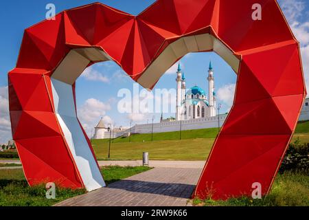 Kasan, Tatarstan, Russland, 1. Juni 2023. Ein Kunstobjekt in der Form von drei Herzen auf dem Millenniumsplatz von Kazan. Stockfoto