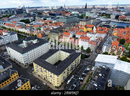 Blick auf Wohnviertel in Freetown Christiania von der Kirche unseres Erlösers in Kopenhagen, Dänemark. Stockfoto