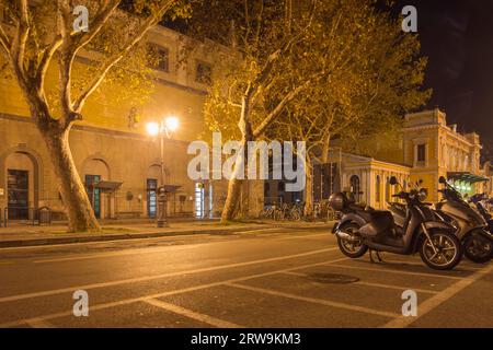 Leerer Parkplatz bei Nacht in Triest, Italien Stockfoto