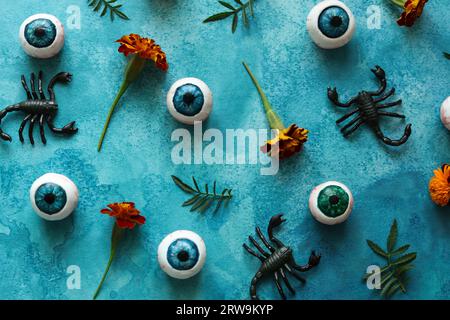 Buntes halloween-Muster mit Augenbrauen, Skorpionen und französischen Ringelblumen Stockfoto