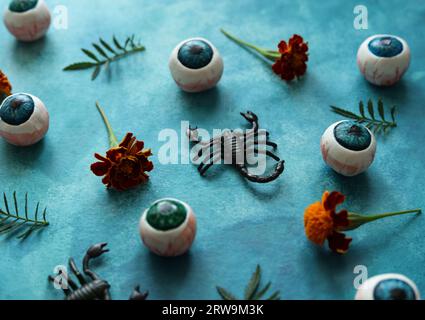 Buntes halloween-Muster mit Augenbrauen, Skorpionen und französischen Ringelblumen Stockfoto