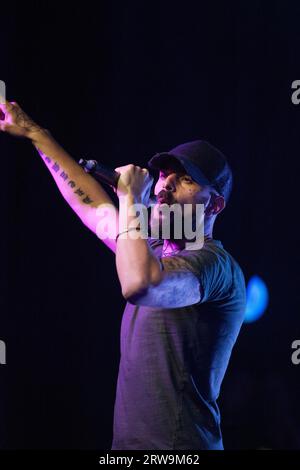 AbZ Love singt live auf der Bühne mit Five as Four im Riviera Centre Torquay, 2014 Stockfoto