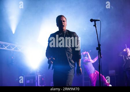 Ritchie Neville auf der Bühne mit fünf Auftritten als vier im Riviera Centre Torquay 2014 Stockfoto