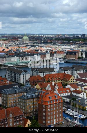 Blick aus der Vogelperspektive auf den Christianshavn-Kanal und den Eingang zum Hafen von Kopenhagen, Dänemark. Stockfoto