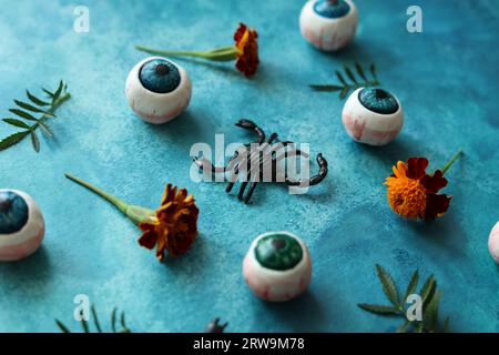 Buntes halloween-Muster mit Augenbrauen, Skorpionen und französischen Ringelblumen Stockfoto