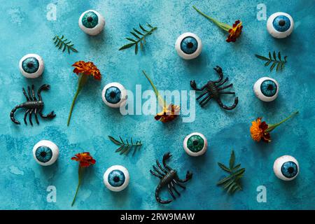 Buntes halloween-Muster mit Augenbrauen, Skorpionen und französischen Ringelblumen Stockfoto