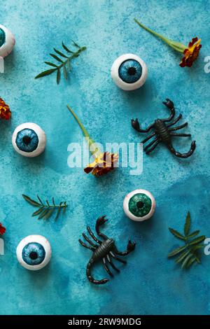 Buntes halloween-Muster mit Augenbrauen, Skorpionen und französischen Ringelblumen Stockfoto