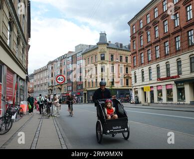 Tägliche Szene auf dem pulsierenden Nørrebrogade in Kopenhagen, Dänemark. Stockfoto