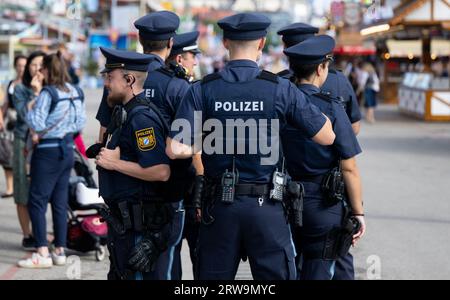 München, Deutschland. September 2023. Polizeibeamte stehen auf dem Festgelände. Die 188. Wiesn findet in diesem Jahr vom 16.09. Bis 03.10.2023 statt. Quelle: Sven Hoppe/dpa/Alamy Live News Stockfoto