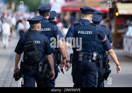 München, Deutschland. September 2023. Polizeibeamte gehen über das Festivalgelände. Die 188. Wiesn findet in diesem Jahr vom 16.09. Bis 03.10.2023 statt. Quelle: Sven Hoppe/dpa/Alamy Live News Stockfoto