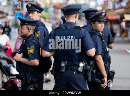 München, Deutschland. September 2023. Polizeibeamte stehen auf dem Festgelände. Die 188. Wiesn findet in diesem Jahr vom 16.09. Bis 03.10.2023 statt. Quelle: Sven Hoppe/dpa/Alamy Live News Stockfoto