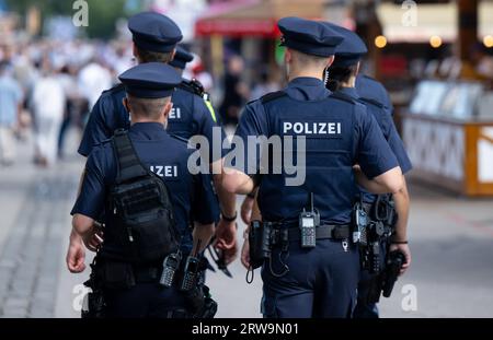 München, Deutschland. September 2023. Polizeibeamte gehen über das Festivalgelände. Die 188. Wiesn findet in diesem Jahr vom 16.09. Bis 03.10.2023 statt. Quelle: Sven Hoppe/dpa/Alamy Live News Stockfoto