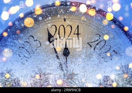 Countdown bis Mitternacht. Uhr im Retro-Stil, die die letzten Momente vor Weihnachten oder Neujahr 2024 zählt Stockfoto