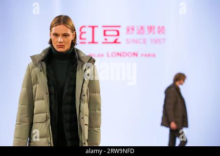 London, Großbritannien. September 2023. Ein Model präsentiert eine Kreation von HOdo Herrenmode während der London Fashion Week in London, Großbritannien, 17. September 2023. Quelle: Xinhua/Alamy Live News Stockfoto