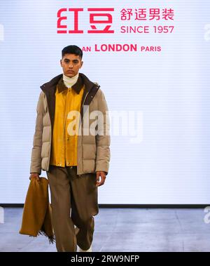 London, Großbritannien. September 2023. Ein Model präsentiert eine Kreation von HOdo Herrenmode während der London Fashion Week in London, Großbritannien, 17. September 2023. Quelle: Xinhua/Alamy Live News Stockfoto