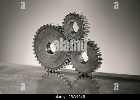 Monochrome Stillstandzeit von drei alten Zahnrädern. Kurze Schärfentiefe Stockfoto