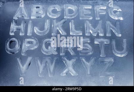 Alphabet aus echten Eisbuchstaben Stockfoto