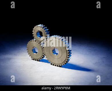 Stillleben mit drei alten Zahnrädern aus Metall Stockfoto