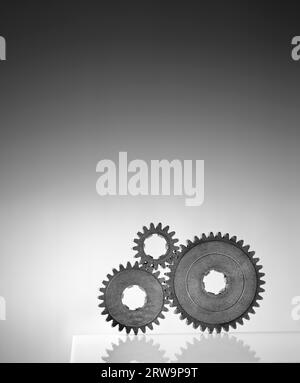 Schwarz-weiß-Foto von drei alten Zahnrädern Stockfoto