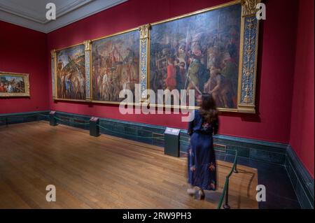 The National Gallery, London, Großbritannien. September 2023. Die National Gallery zeigt sechs von Andrea Mantegnas monumentalen Gemälden The Triumphs of Cäsar, die vom 18. September 2023 aus der Royal Collection von HM dem König ausgeliehen wurden. Das größte Meisterwerk des Renaissance-Künstlers wird in der Galerie für einen Zeitraum von etwa 2 Jahren gezeigt, während ihr Haus, die Mantegna Gallery im Hampton Court Palace, wegen Wartungsarbeiten geschlossen ist. Die Triumphe zeigen, dass der antike römische Herrscher Julius Caesar (ca. 102-44 v. Chr.) von seinen erfolgreichen Feldzügen zurückkehrte. Quelle: Malcolm Park/Alamy Live News Stockfoto
