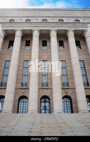 Detail des finnischen Parlamentsgebäudes. Das einkammerparlament hat 200 Mitglieder und tagt im Parlament in Helsinki Stockfoto