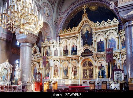 HELSINKI, 7. März: Ikonostase der Kathedrale von Uspenski, einer ostorthodoxen Kathedrale, die der Dormition der Theotokos (der Jungfrau Maria) gewidmet ist. Stockfoto