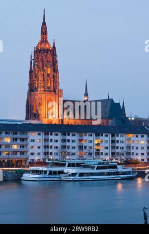 Die gotische kaiserliche Kathedrale von St. Bartholomew, am Main gelegen. Wahl- und Krönungskirche der römisch-deutschen Kaiser, der Dom ist Stockfoto