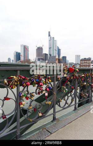 Love Locks on the Iron Bridge, Frankfurt am Main, Hessen, Deutschland Love Locks on the Iron Bridge, Frankfurt am Main, Hessen, Deutschland Stockfoto