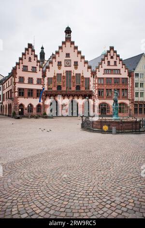 Rathaus von Römer und Justizbrunnen mit einer Bronzestatue der Gerechtigkeit, Frankfurt am Main, Hessen, Rathaus von Deutschland und Justizbrunnen mit A Stockfoto
