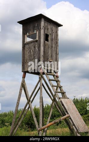 Hunters hoher Sitz in der Nähe des Waldes in Lothringen, Frankreich Stockfoto