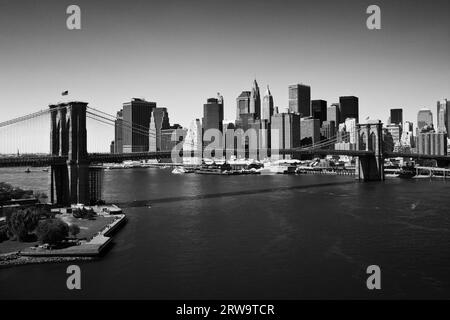 Brooklyn Bridge und Lower Manhattan in New York, schwarz-weiß Stockfoto