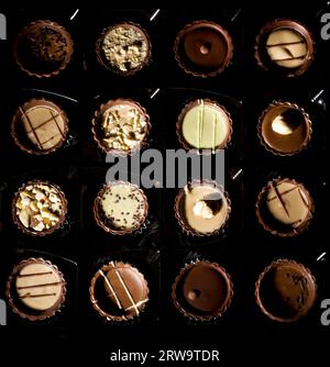 Nahaufnahme verschiedener Schokoladenbonbons in der Box Stockfoto